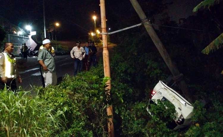 HILANG KENDALI: Kondisi mobil Daihatsu Sigra usai nyemplung jurang di Prigen.