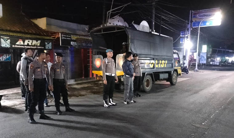 STAND BY: Personel Polres Pasuruan siaga di lokasi yang kerap digunakan untuk balap liar.