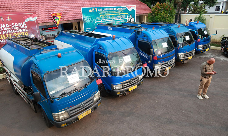 HARUS DIKEMBALIKAN: Lima truk tangki BBM bersubsidi jenis solar yang disita Polres Pasuruan Kota pada 20 Februari 2024.