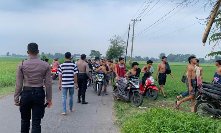 &nbsp;PANIK: Pelaku balap liar dan penonton balap liar tidak dapat kabur setelah polisi memblokade ruas jalan di Desa Sumberan, Kecamatan Besuk.&nbsp;