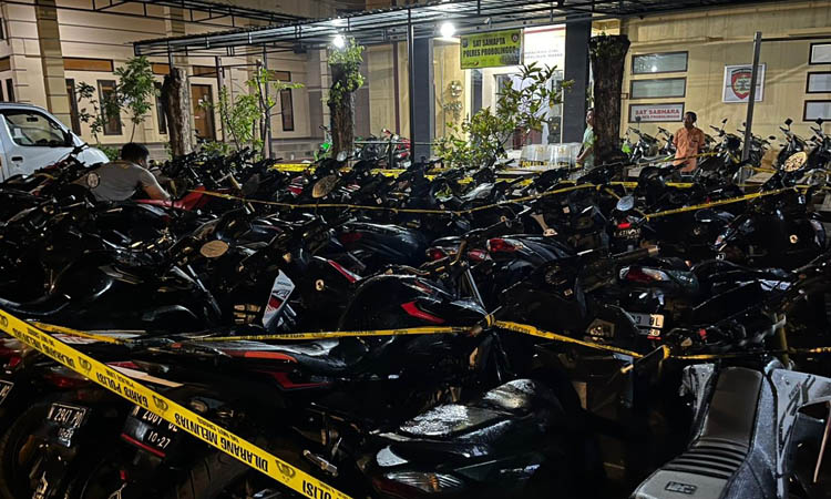 BARANG BUKTI: Puluhan motor hasil razia balap liar diamankan di Mapolres Probolinggo.