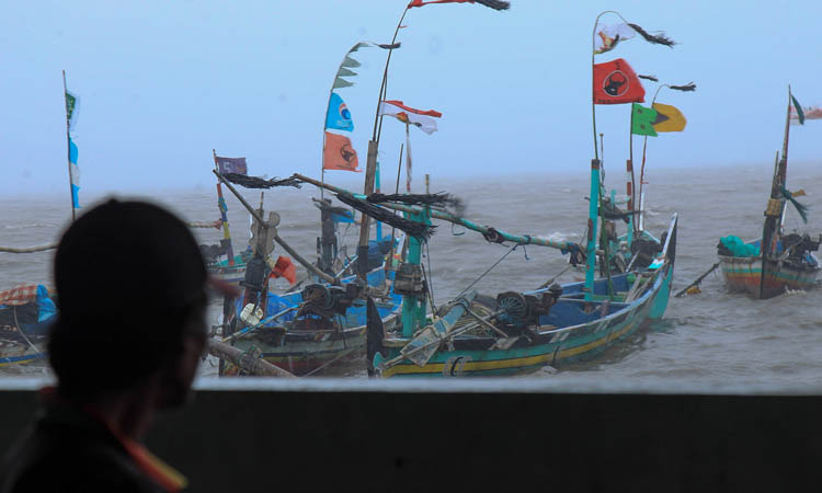 PARKIR: Perahu nelayan di Pasuruan yang tak melaut lantaran cuaca tak bersahabat. Di musim peralihan ini cuaa ekstrem masih perlu diwaspadai.&nbsp;