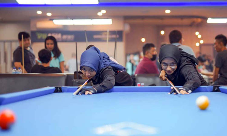 SATU MEJA: Amel dan Abel kerap latihan besama, tapi kali ini harus terpisah. Abel di Kalimantan dan Amel di Jakarta.