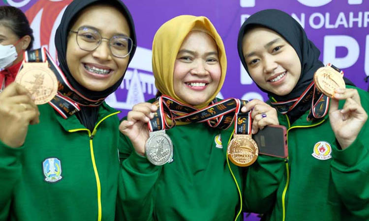 DUKUNGAN PENUH: Mona Johan, diapit Abel dan Amel. Mona selalu memberikan dukungan kepada buah hatinya.