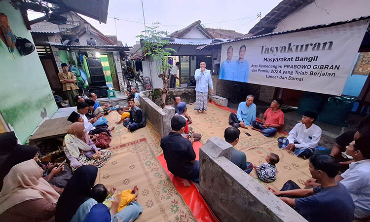 SYUKURAN: Wakil Ketua TKD Prabowo-Gibran Kabupaten Pasuruan Muhammad Yanto saat menggelar syukuran atas kemenangan Prabowo-Gibran. Ia meminta, agar pendukung Prabowo-Gibran, tidak euforia berlebihan.