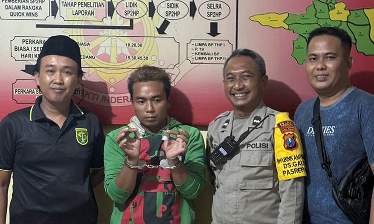 DIBORGOL: Petugas memborgol tangan Nurul Suhadak, tersangka kasus narkotika jenis sabu-sabu.&nbsp;