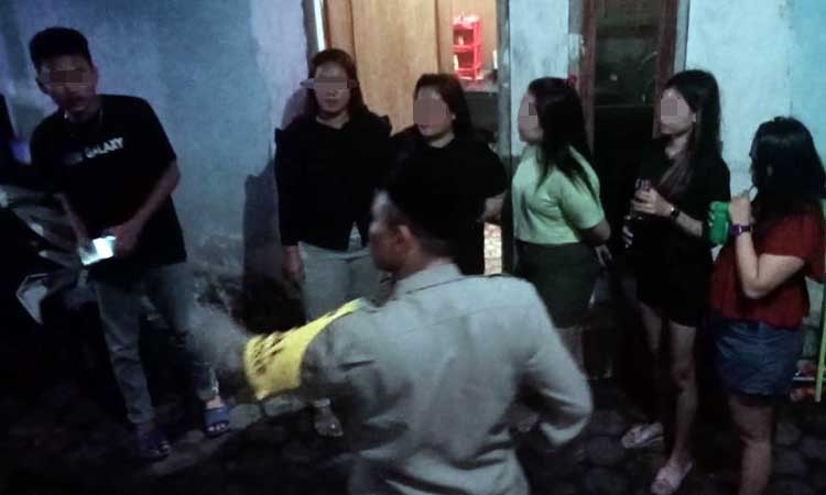 Petugas saat menyisir salah satu warung di Purwosari saat razia. Petugas mendapati pemandu lagu dan kafe yang jualan miras selama Ramadan, meski dilarang.