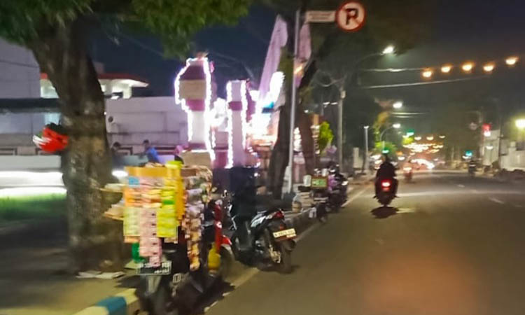 KOPI KELILING: Sejumlah pedagang kopi keliling yang mangkal di jalan Pahlawan Kota Pasuruan. Keberadaan mereka dikeluhkan pedagang Kios Stadion Unsur Kota Pasuruan.&nbsp;