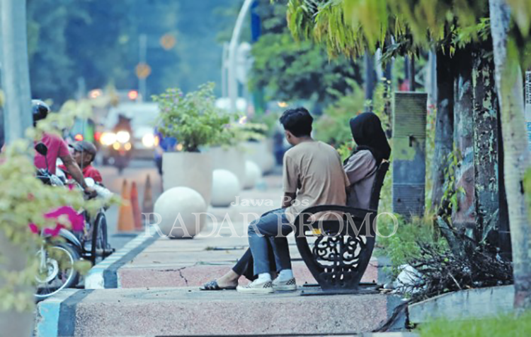 PACARAN: Seeorang pemuda dan pemudi ngabuburit di Kota Probolinggo.