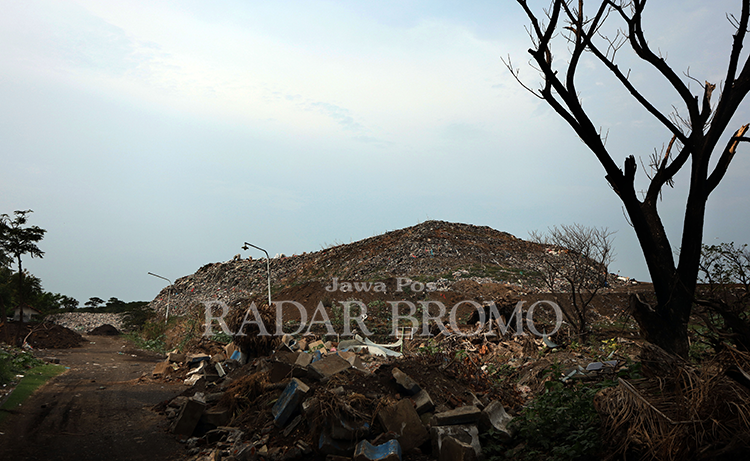 MENUMPUK: Tumpukan sampah di TPA Bestari, Kota Probolinggo, semakin menggunung.