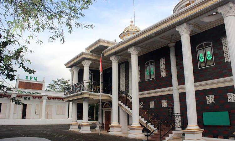 MADRASAH: Bangunan MTs dan MA Ponpes Singa Putih Munfaridin yang digunakan untuk tempat belajar santri dalam menimba ilmu formal.