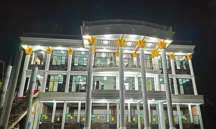 MEGAH: Gedung bertingkat SPM 8, nantinya disiapkan sebagai Perguruan Tinggi di Ponpes Singa Putih Munfaridin.