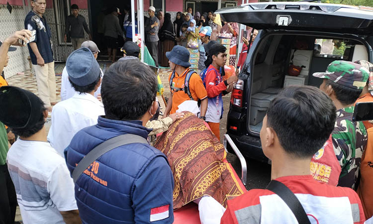 DIMAKAMKAN: Jasad Nur Huda, 8, sampai di rumah duka di Dusun Kandangan Krajan, Desa Bulukandang, Prigen, Kabupaten Pasuruan, Minggu (24/3) siang. Jasadnya langsung dimakamkan di TPU desa setempat.