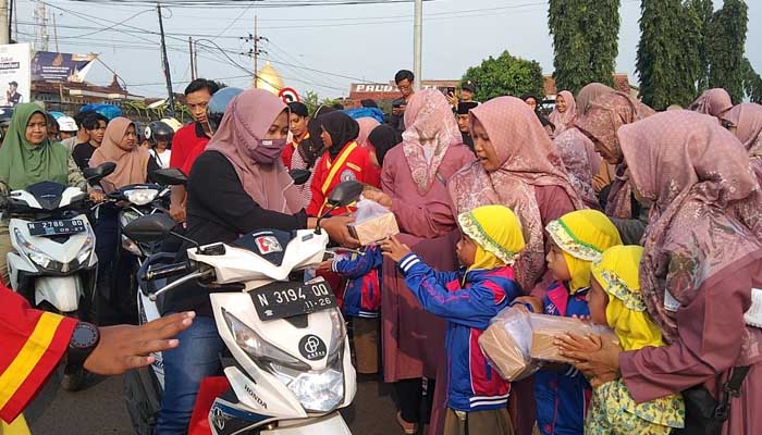 INDAHNYA BERBAGI: Beginilah cerianya saat anak-anak TK & KB ABA V Kota Probolinggo berbagi 1.000 takjil bagi pengguna jalan di Bundaran Gladak Serang.