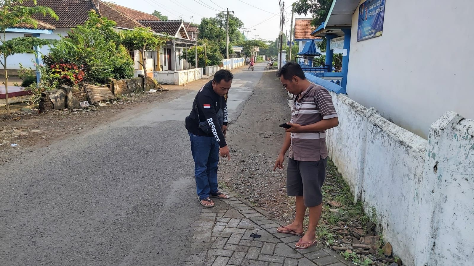 TKP: Petugas menunjukkan lokasi tempat bondet meledak di Desa Rebalas, Grati.