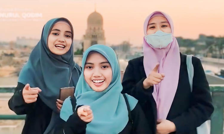 DI KAIRO: Fatimatul Mardhiyah (kanan), Fita lia Nuriyah Agustin (tengah), dan Fatimatus Sahro, yang kini berada di Kairo, Mesir.