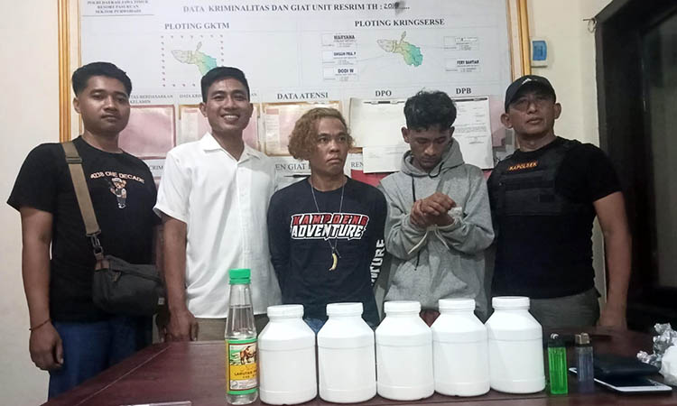 MERINGKUK: Tersangka Supriyadi (tiga dari kiri) dan Adi, saat diringkus anggota Polsek Purwodadi atas kasus peredaran pil koplo.