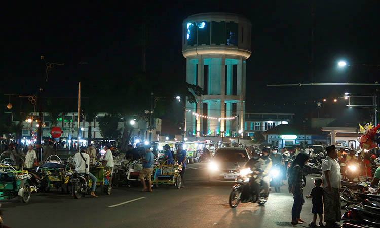 PARKIR BADAN JALAN: Pengendara betor yang memenuhi Alun-alun Pasuruan saat malam hari.&nbsp;