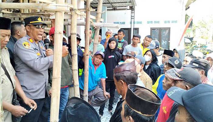 Kapolsek Purwosari AKP Hudi Supriyanto (seragam dinas) saat menemui pendemo, beberapa waktu lalu. Ia kini dilaporkan ke Polda Jatim.