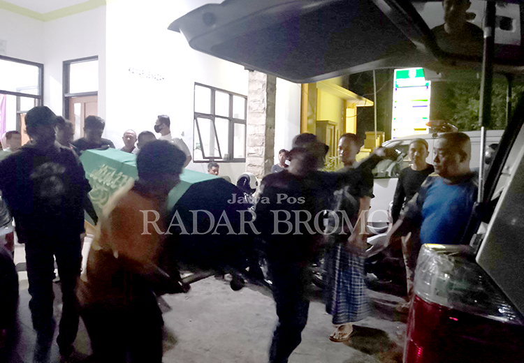 MENINGGAL DUNIA: Jenazah Sugiri dimasukkan ke ambulans untuk diantarkan ke rumah duka dari kamar jenazah RSUD dr. Mohamad Saleh, Senin (25/3) malam.