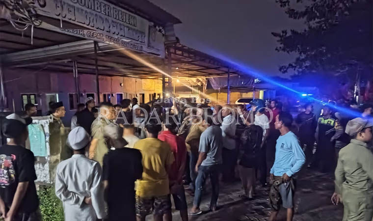 MINTA KOMITMEN: Warga saat melurug warung karaoke di Desa Nogosari, Kecamatan Pandaan, Senin (25/3) malam.