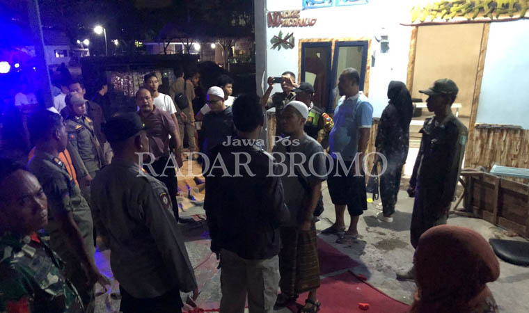 MINTA KOMITMEN: Warga saat melurug warung karaoke di Desa Nogosari, Kecamatan Pandaan, Senin (25/3) malam.