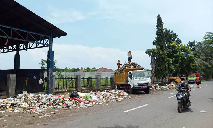 BAKAL DIBONGKAR: Aktivitas di TPS Kraksaan Wetan yang sebenarnya telah ditutup.&nbsp;