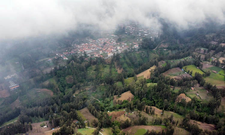 WISATA DESA: Puncak Bukit Bergaung yang memiliki potensi menjadi wisata desa. Pemandangan alam Gunung Bromo dan Wisata Petik Terong akan dikembangkan tahun ini.