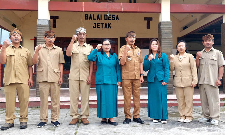 PERANGKAT: Kepala Desa Jetak Ngantoro (empat dari kanan) kompak bersama seluruh perangkat desa dalam membangunan Desa Jetak.