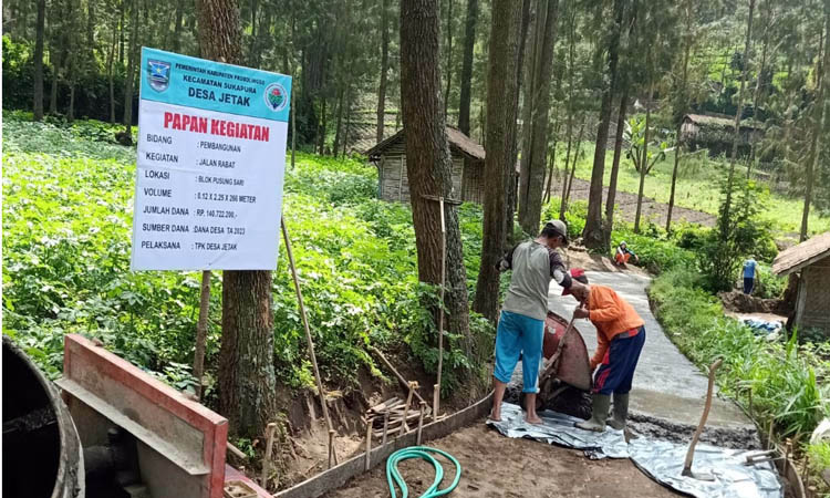 DUKUNG EKONOMI: Pemdes Jetak merealisasikan pembangunan jalan rabat di Blok Kejalen untuk mendukung perekonomian di bidang pertanian.