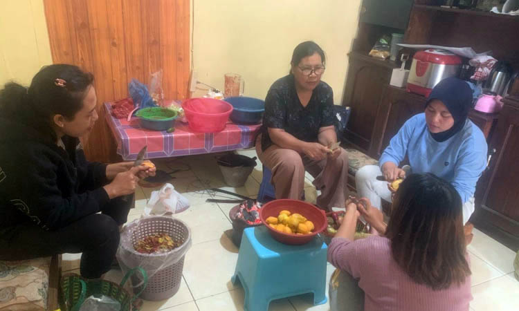 PRODUK UNGGULAN: UMKM Desa Jetak memiliki produk unggulan. Selain terong yang menjadi oleh-oleh ciri khas Tengger.