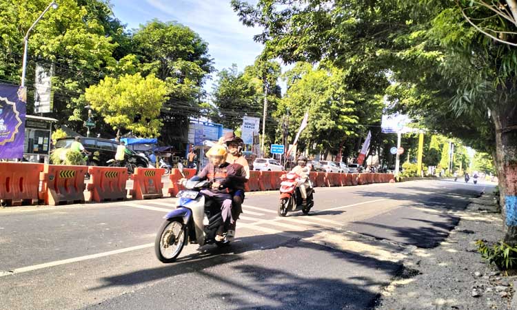 FAVORIT: Beberapa pengendara motor melintas di ruas Jalan Panglima Sudirman Kraksaan. Ruas jalan ini masih jadi tempat favorit balap liar. (Arianto/ Radar Bromo)
