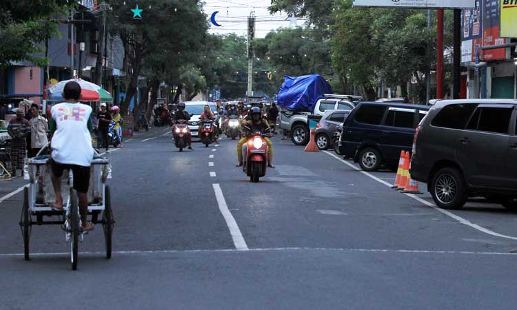 BELUM MAKSIMAL: Salah satu titik parkir tepi jalan di Kota Pasuruan. PAD dari parkir tepi jalan Kota Pasuruan sejauh ini belum maksimal. (Mokhamad Zubaidillah/ Radar Bromo)