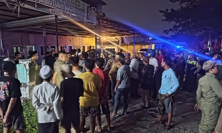 TEGANG: Ketegangan yang terjadi saat razia warkop karaoke di wilayah Desa Nogosari, Kecamatan Pandaan. Massa yang emosi, meluapkannya dengan merusak sarana di warkop setempat.