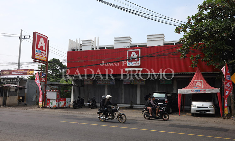 TUTUP: Toko waralaba di Desa Kedung Dalem, Kecamatan Dringu, Kabupaten Probolinggo, tidak lagi beroperasi setelah terbakar, Kamis (28/3) dini hari.