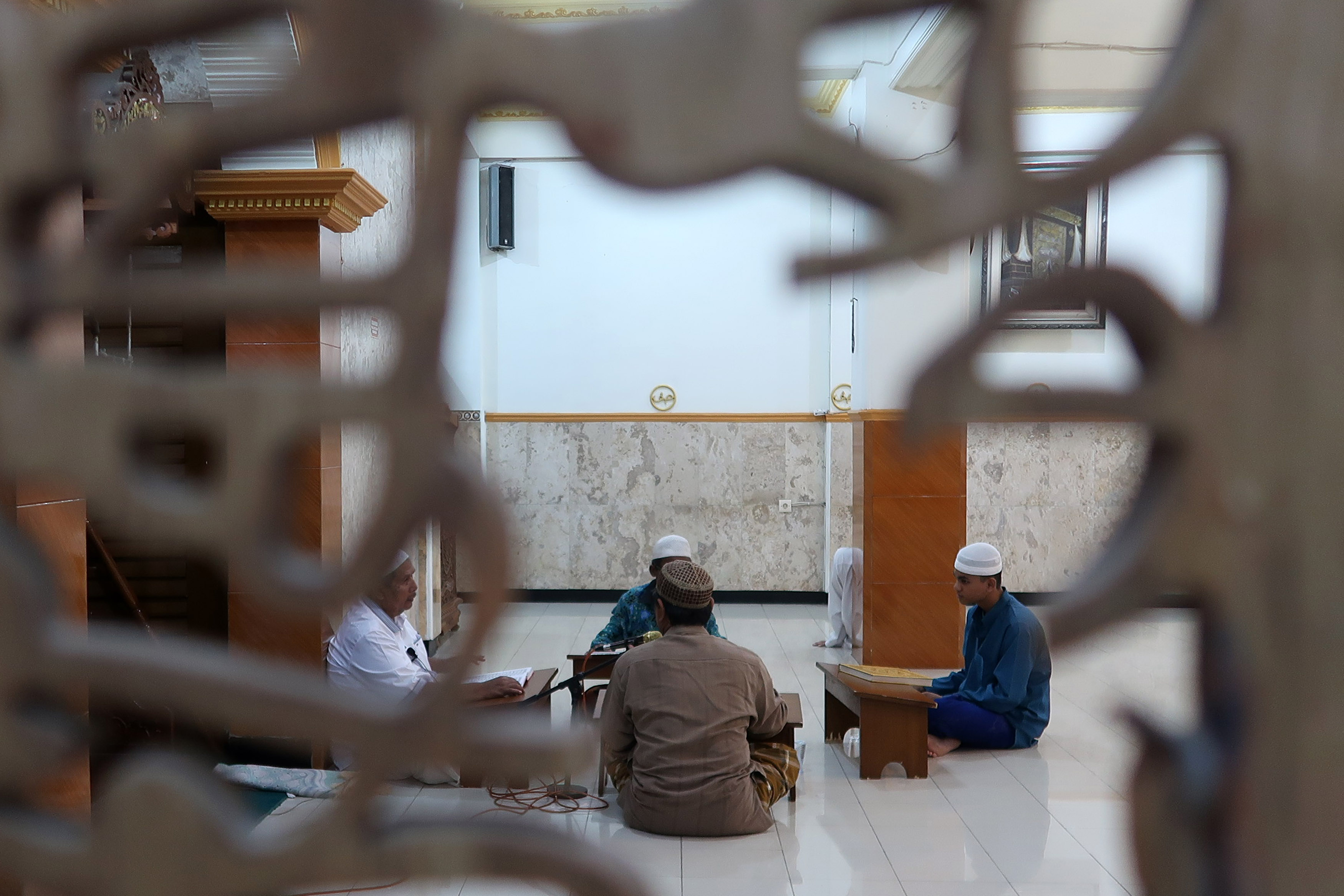 Sejumlah jamaah di masjid Pasuruan khusyuk menggelar tadarus. (Mokhamad Zubaidillah/ Radar Bromo)