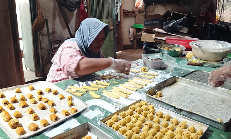 JAJANAN: Salah satu UKM saat mempersiapkan kue pesanan pelanggan. Jelang lebaran, kue laris manis dipesan.&nbsp;
