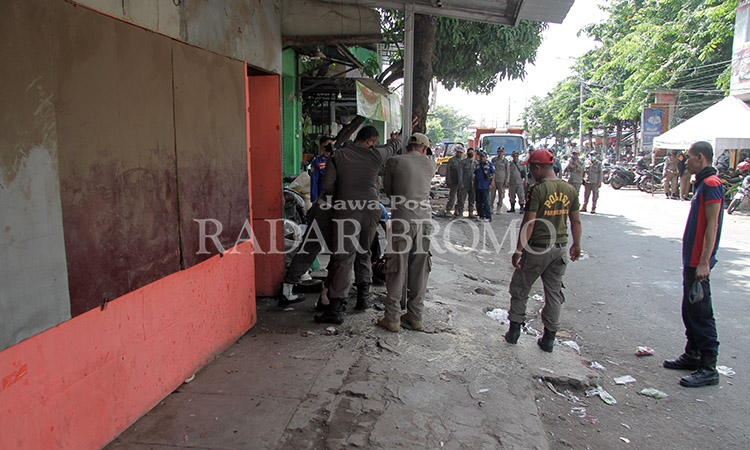 MAKIN LUAS: Jalan depan Pasar Semampir jadi makin luas setelah pembongkaran warung dan lapak pedagang yang berjualan di trotoar Pasar Semampir, Kraksaan, Jumat (29/3).