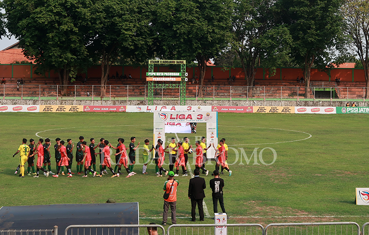 TUAN RUMAH: Stadion R Soedrasono di Kelurahan Pogar, Bangil, saat digunakan laga di Zona Jatim lalu. Di zona nasional, stadion ini kembali menjadi kandang Persekabpas untuk berlaga di Grup N.