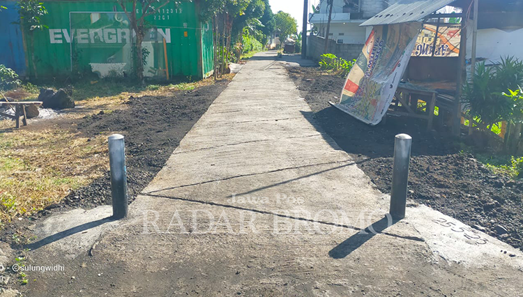 KONTINYU: Pembangunan jalan usaha tani di Dusun Krajan.