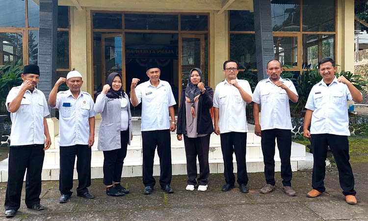 KOMPAK: Kades Sukapura, Untung Arsiadi selalu menjaga kekompakan dengan Perangkat Desa, untuk membangun dan memajukan Desa Sukapura.