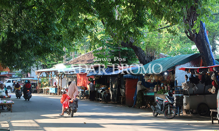 BERJEJER: Pedagang liar yang berjualan di luar Pasar Bangil. Mereka Berjejer mulai timur Pasar Bangil sampai arah Kolursari.