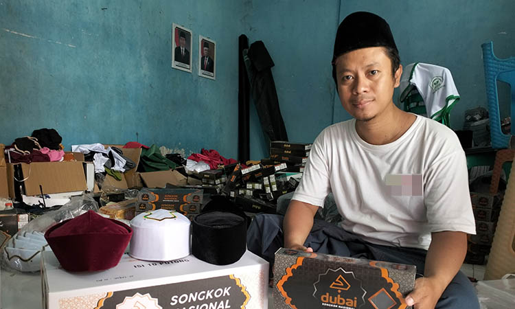 LARIS MANIS: Abdullah Ubaid dengan songkok dubai hasil produksinya. Saat ini pasarannya sudah tembus sampai ke luar Jawa.