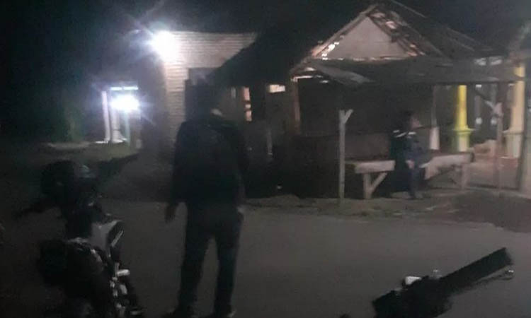 JADI ATENSI: Personel Polsek Grati saat patroli di lokasi yang mulanya akan dijadikan tempat untuk perang sarung.