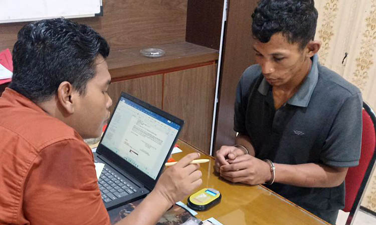 MENGAKU: Hasanudin (kanan), tersangka kasus narkoba saat diperiksa penyidik di Mapolres Pasuruan.&nbsp;