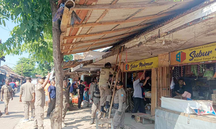 HARUS TEGAS: Personel Satpol PP saat menertibkan pedagang di trotoar di timur Pasar Semampir.&nbsp;