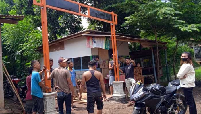 Salahsatu kegiatan karta Heppiii Community di Probolinggo dengan melakukan pemasangan fasilitas umum seperti lampu penerangan jalan umum (PJU), kemudian gapura desa, termasuk pos ronda