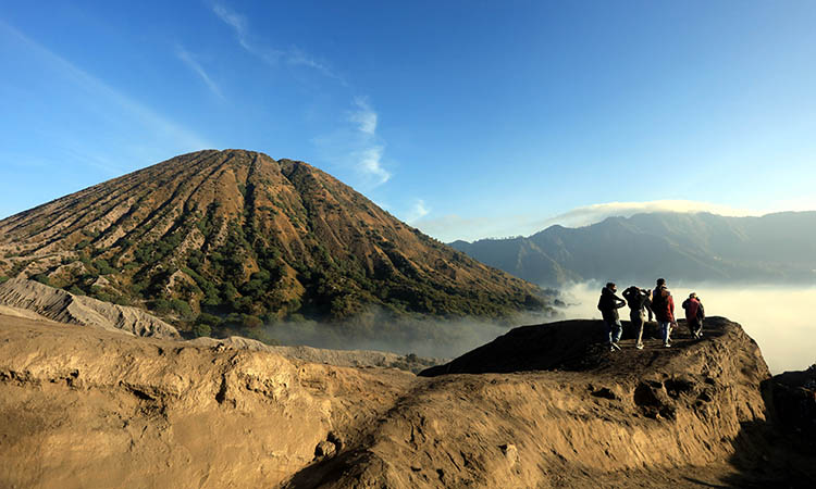 NIKMATI ALAM: Sejumlah warga menikmati keindahan kawasan Gunung Bromo, beberapa waktu lalu.