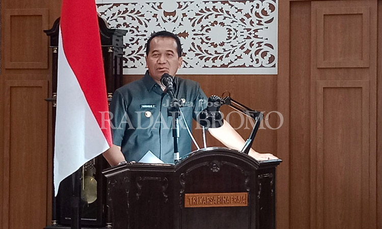 SIDANG PARIPURNA: Pj Wali Kota Probolinggo Nurkholis saat membaca nota penjelasan LKPj Wali Kota Probolinggo tahun 2023, Senin (1/4) dalam sidang paripurna DPRD Kota Probolinggo.