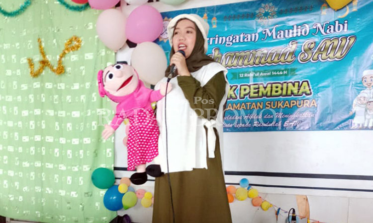 MENDONGENG: Faizatul Laily, 28, saat mendongeng dengan menggunakan boneka puppet miliknya.